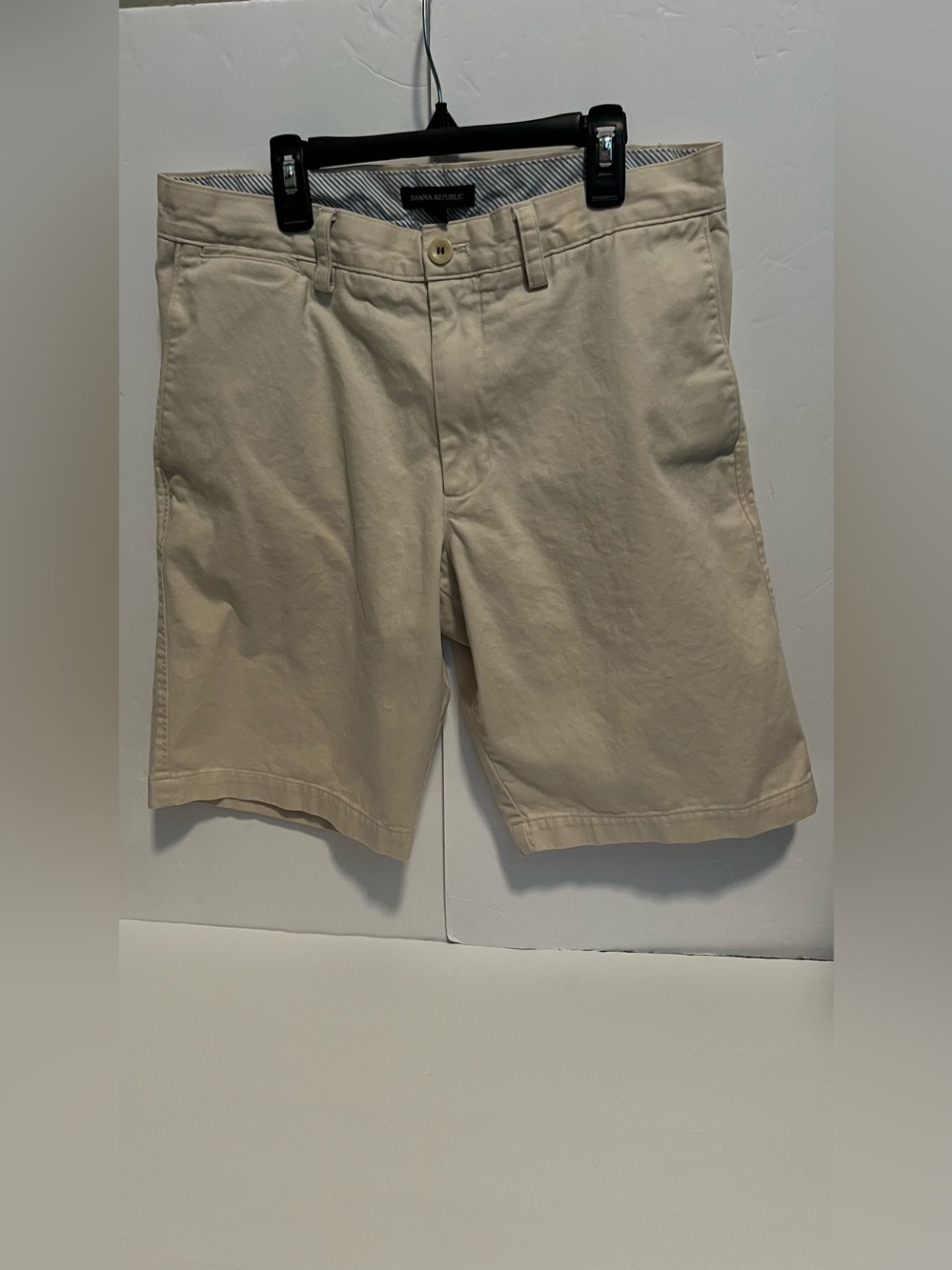 Men”s Banana Republic  Chinos 10” Light Khaki Flat-Front Shorts Size 32